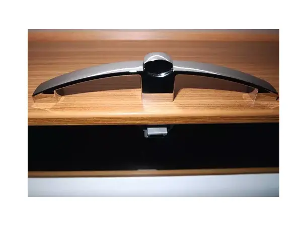 Møbelhåndtak krom skinnende metall | Caravan.no