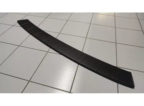 Støtfangerbeskyttelse svart – Til VW T6 bakluke | Caravan.no