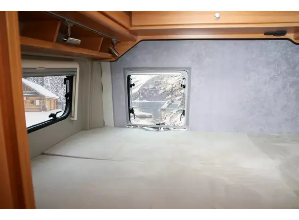 Bakdørisolering med vindusutskjæringer | Caravan.no