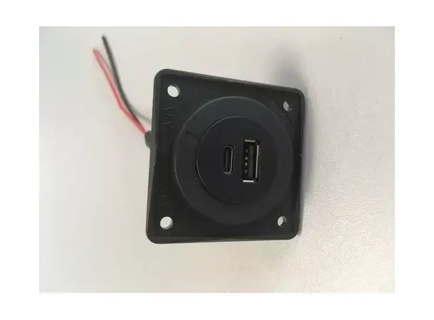 Berker 12V USB-uttak med USB A/C | Caravan.no