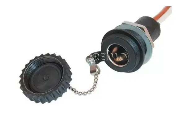 Ekstern stikkontakt 12-24V vanntett 8A | Caravan.no