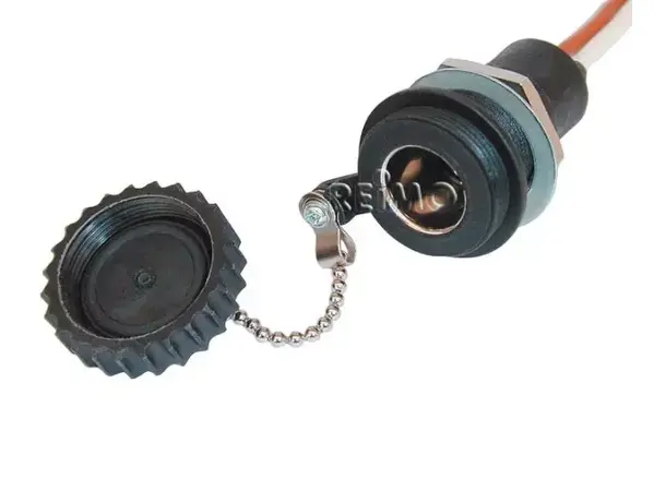 Ekstern stikkontakt 12-24V vanntett 8A | Caravan.no