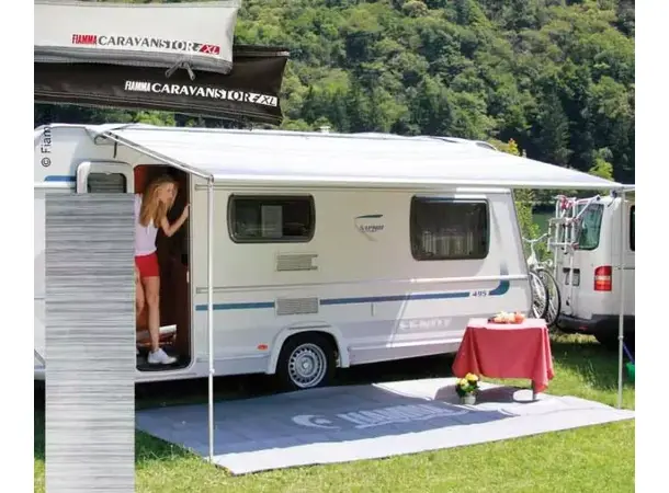 Fiamma Caravanstore 310XL Royal Grey/Sort pose 
